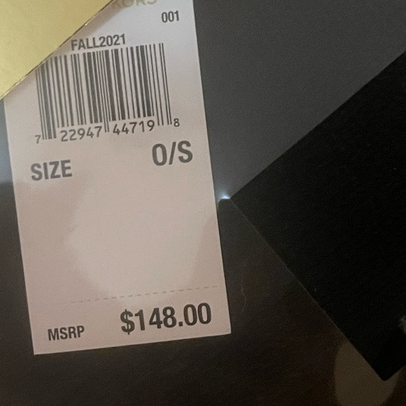 NWT 🏷IN BOX MICHAEL KORS Gray 3 PIECE SCARF HAT & GLOVES GIFT 🎁 SET - Picture 3 of 3